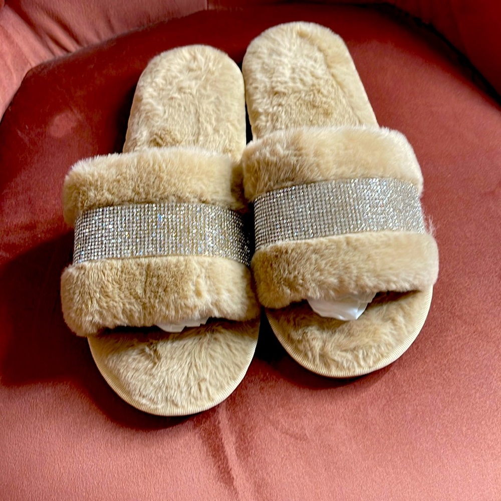 Natalie Mills faux fur “GLAMPERS” NWT, slippers